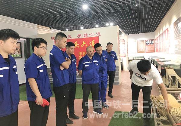 参观特展 (2) 参观特展 (2)